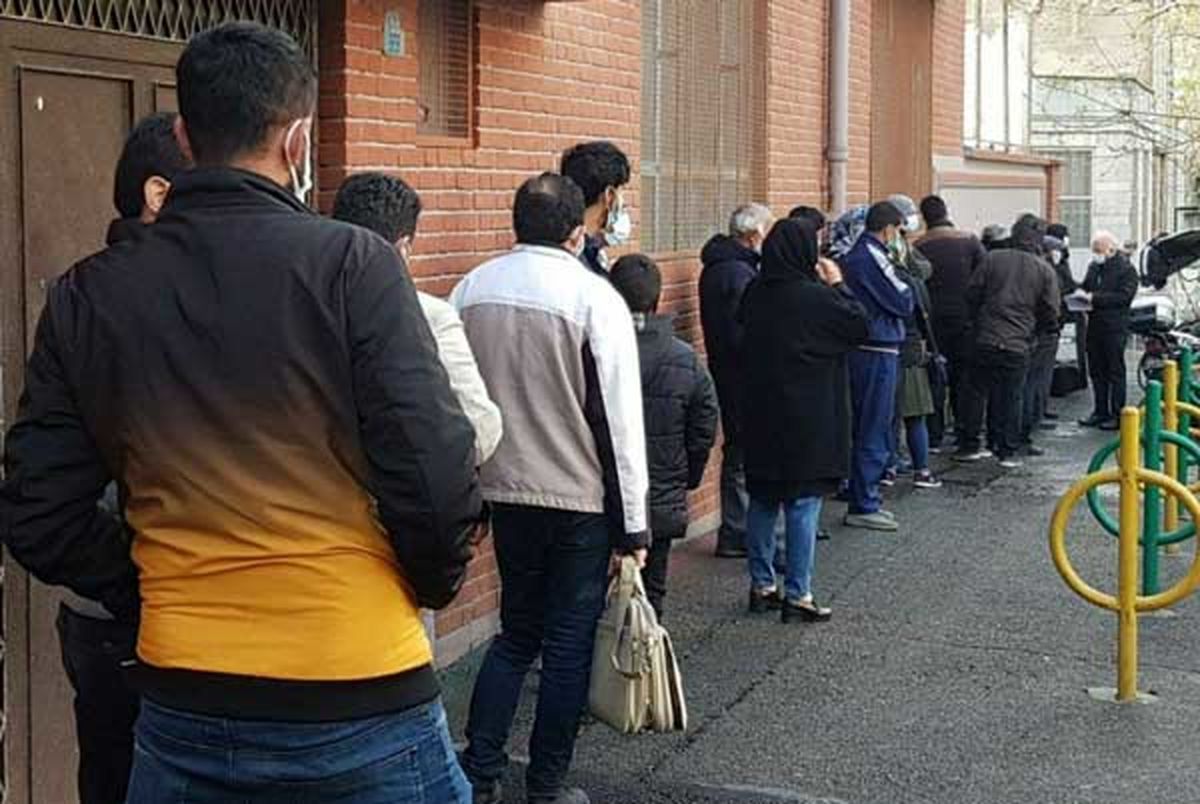 تصویری از صف دیدار با احمدینژاد مقابل خانهاش در نارمک