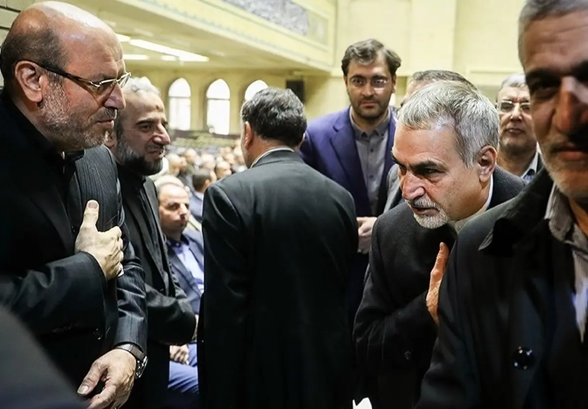 عكس: حسین فریدون در مراسم ختم برادر سردار حسین دهقان