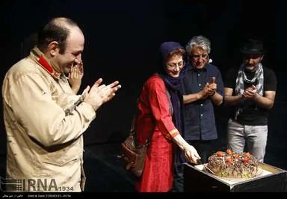 تقدیر از رضا کیانیان در پایان اجرای نمایش «افسانه ببر»/ تصاویر