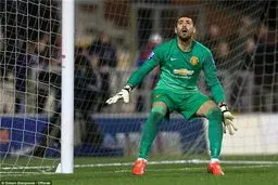 دروازه‌بان سابق بارسا سرانجام برای منچستر یونایتد به میدان رفت+عکس