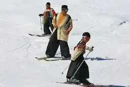 اسکی کردن با لباس سنتی!/ عکس