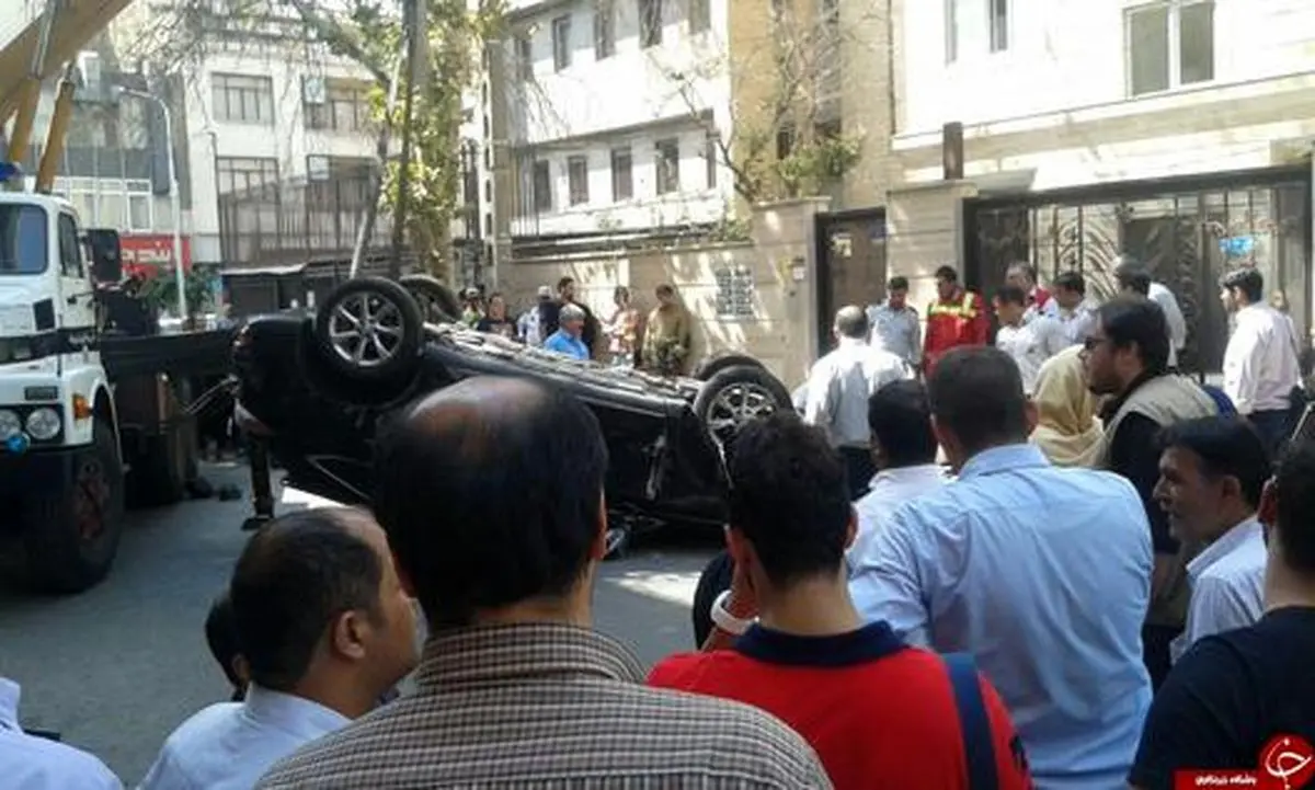 واژگونی لکسوس در خیابان مفتح تهران/ تصاویر