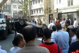 واژگونی لکسوس در خیابان مفتح تهران/ تصاویر