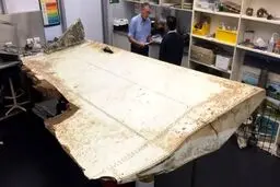 قطعه بزرگی از لاشه هواپیمای مالزی در تانزانیا پیدا شد+ عکس
