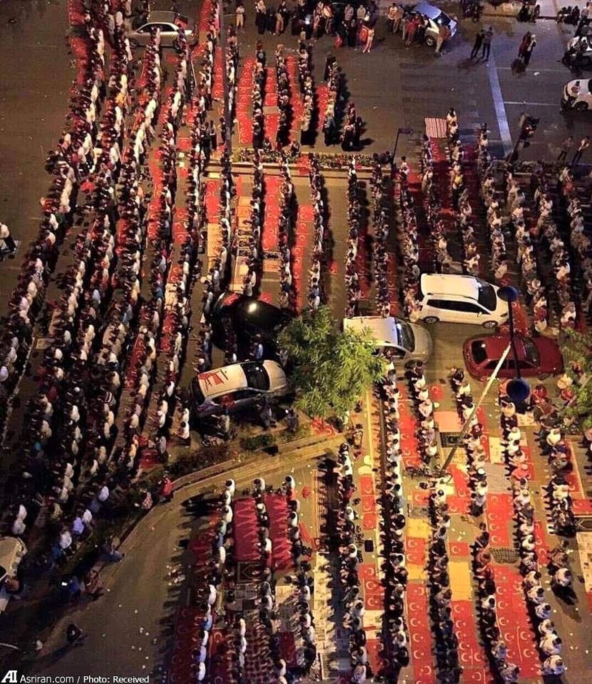 مردم ترکیه، پرچم شان را سجاده نماز کردند/عکس