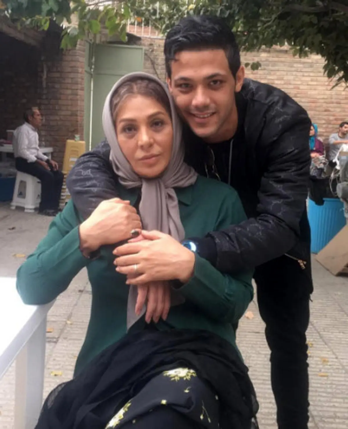 عکس / نسرین مقانلو همراه پسرش در پشت صحنه فیلم جدید مسعود کیمیایی