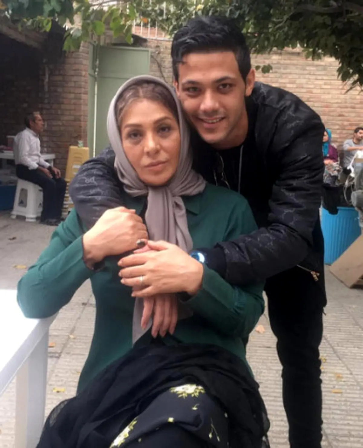 عکس / نسرین مقانلو همراه پسرش در پشت صحنه فیلم جدید مسعود کیمیایی