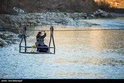 عبور از رودخانه به قیمت قطع شدن انگشتان دست/تصاویر