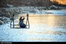 عبور از رودخانه به قیمت قطع شدن انگشتان دست/تصاویر