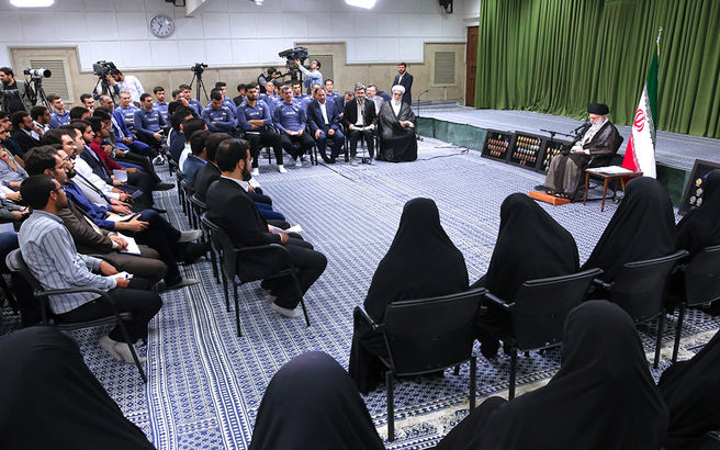 دیدار مدال‌آوران المپیاد‌های علمی و اعضای تیم ملی والیبال جوانان با رهبر معظم انقلاب