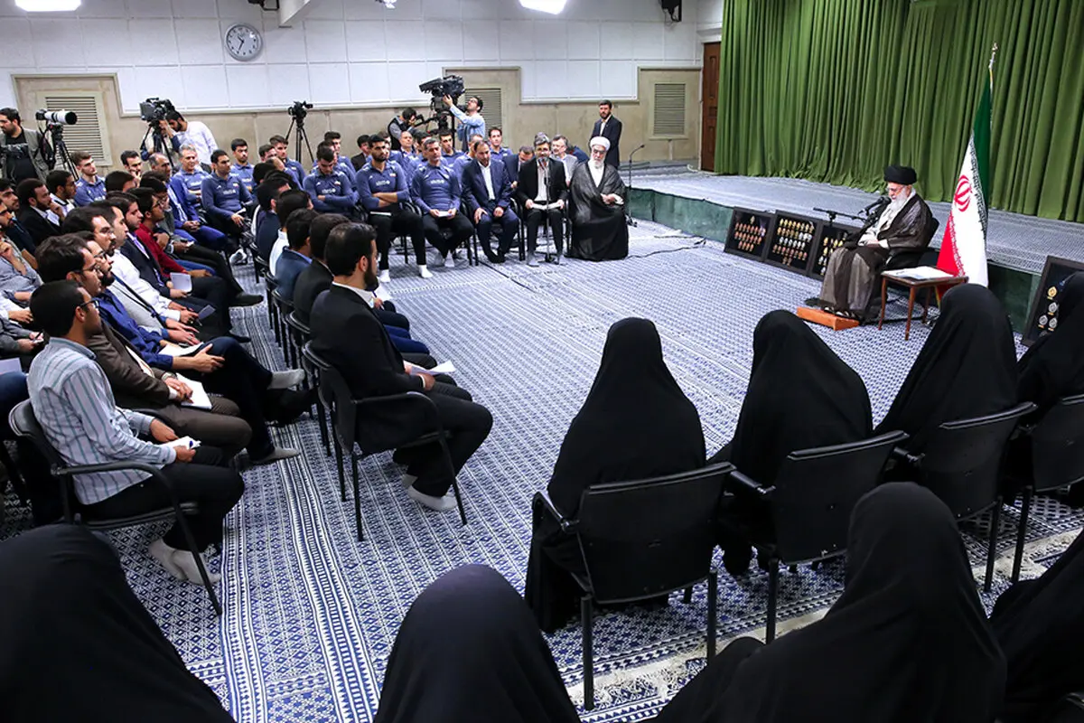 دیدار مدال‌آوران المپیاد‌های علمی و اعضای تیم ملی والیبال جوانان با رهبر معظم انقلاب
