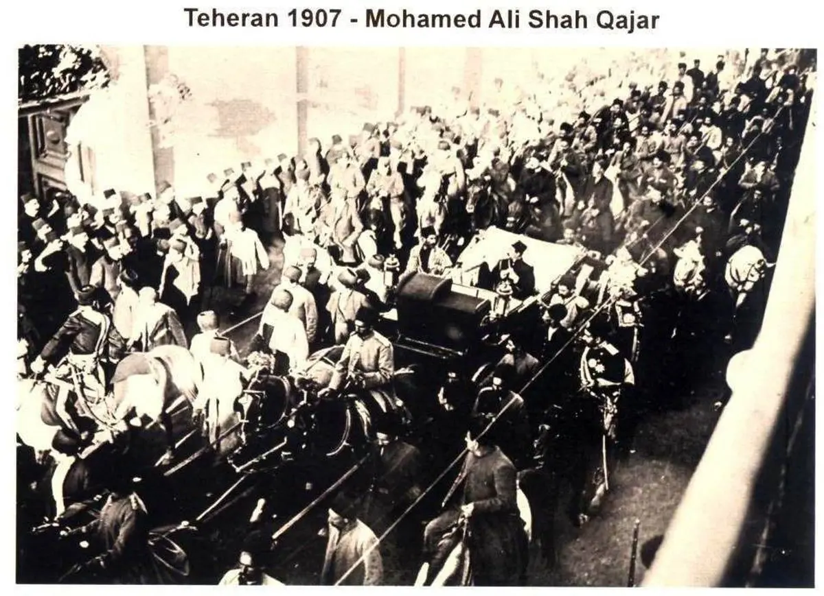 تصویری از محمد علی شاه قاجار در خیابان‌های تهران