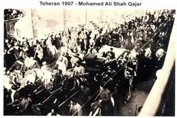 تصویری از محمد علی شاه قاجار در خیابان‌های تهران