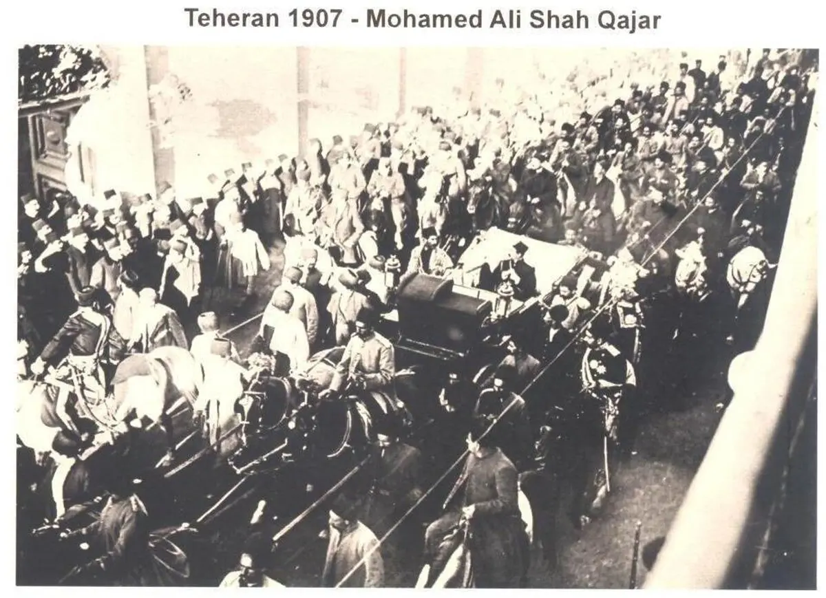 تصویری از محمد علی شاه قاجار در خیابان‌های تهران