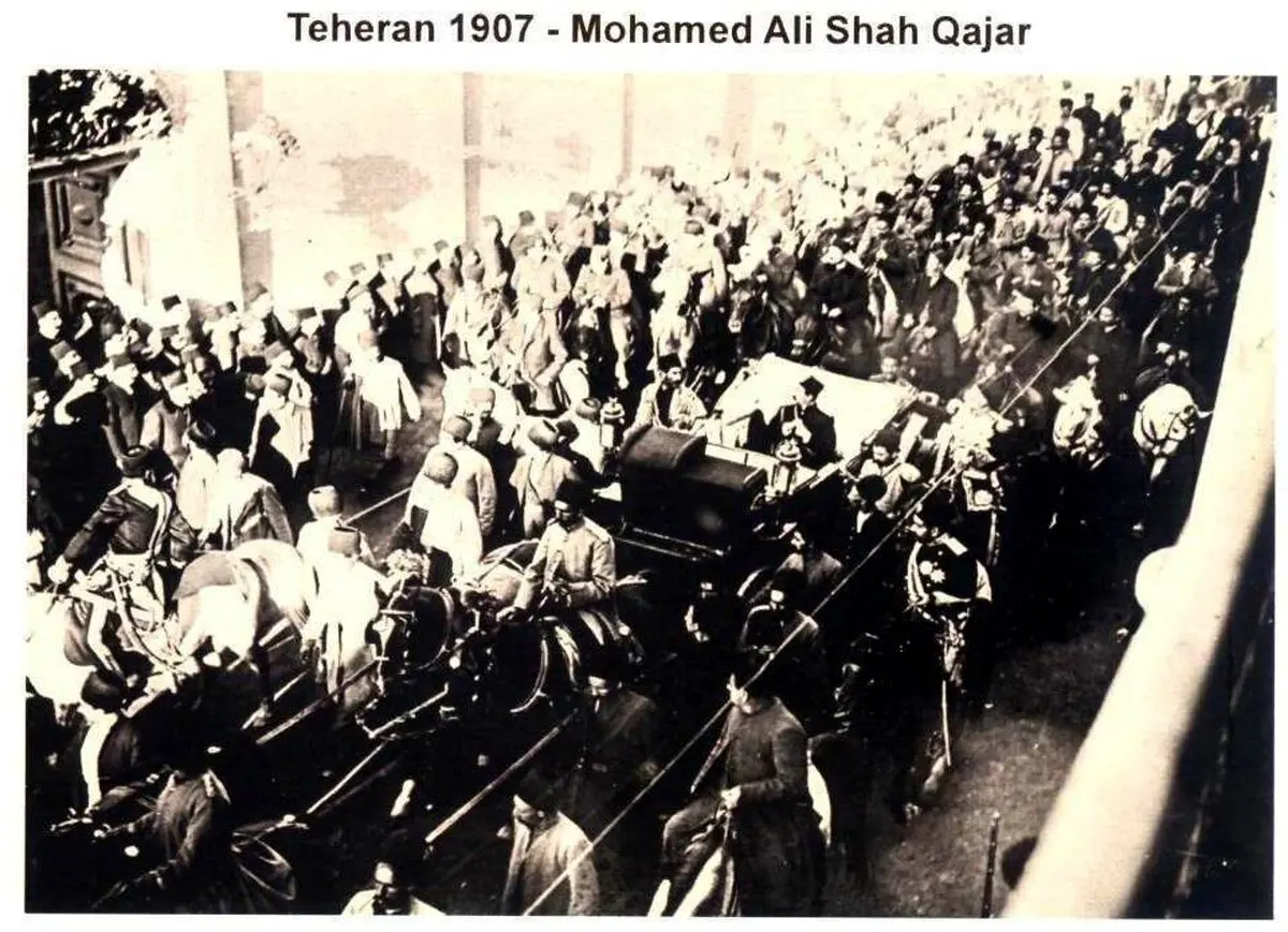 تصویری از محمد علی شاه قاجار در خیابان‌های تهران