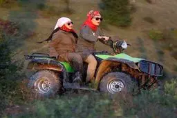 موتور سواری الناز شاکردوست و بهنوش بختیاری/عکس