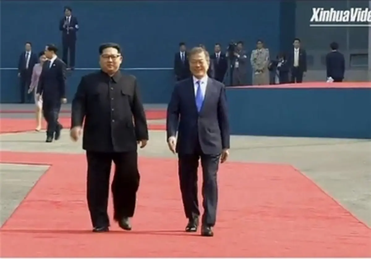 ورود تاریخی رهبر کره شمالی به خاک کره جنوبی /کیم جونگ اون به عنوان اولین رهبر کره شمالی از منطقه غیرنظامی میان دو کره عبور کرد /گفتگو درباره عاری سازی شبه جزیره کره از سلاح های هسته ای /حضور رهبر کره شمالی در مذاکرات با لباس سنتی /رهبر کره جنوبی در لحظه د