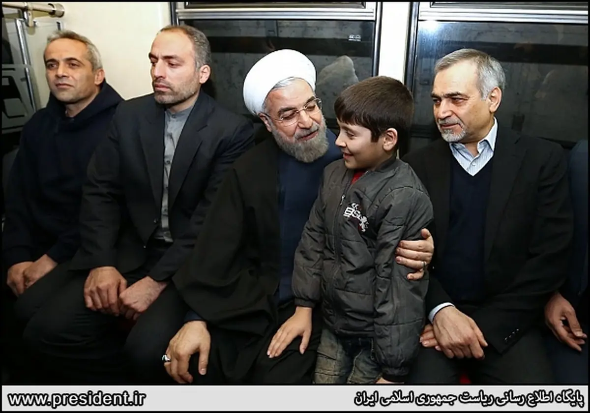 گفت‌وگوی صمیمی روحانی با مردم در مترو تهران/تأکید رئیس‌جمهور بر تلاش همگانی برای مبارزه با آلودگی هوا