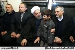 گفت‌وگوی صمیمی روحانی با مردم در مترو تهران/تأکید رئیس‌جمهور بر تلاش همگانی برای مبارزه با آلودگی هوا