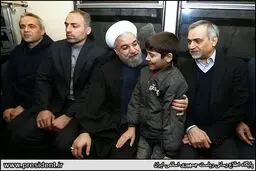 گفت‌وگوی صمیمی روحانی با مردم در مترو تهران/تأکید رئیس‌جمهور بر تلاش همگانی برای مبارزه با آلودگی هوا