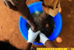 مردی که برای بچه ها پاپوش درست می‌کند!+تصاویر