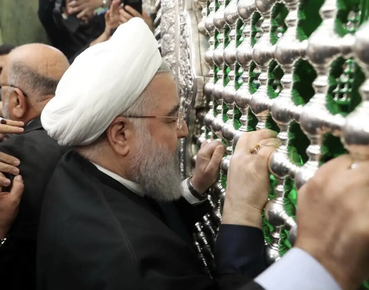 روحانی در کنار ضریح امام حسین(ع)/تصاویر