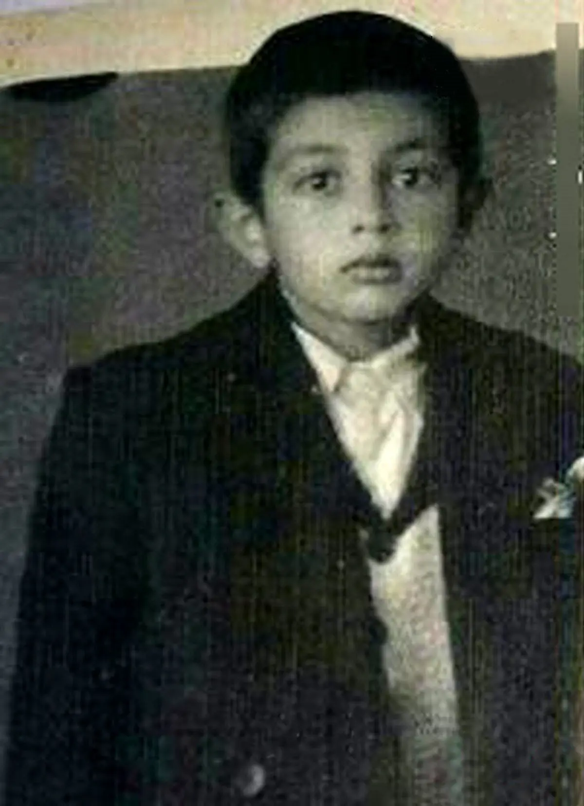 حداد عادل در سن 8 سالگی