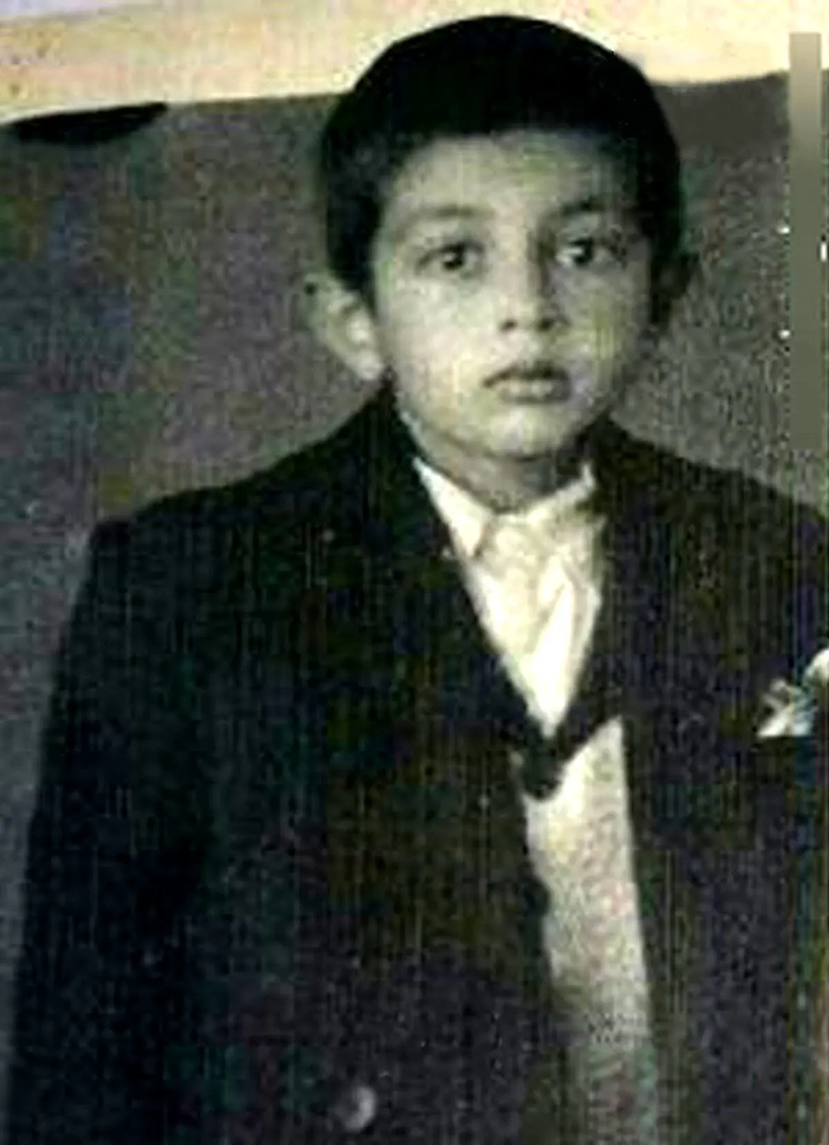 حداد عادل در سن 8 سالگی