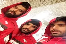 سلفی پرسپولیسی ها در حرم رضوی/عکس