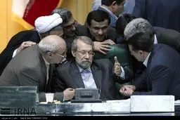 لاریجانی در محاصره نمایندگان/ عکس