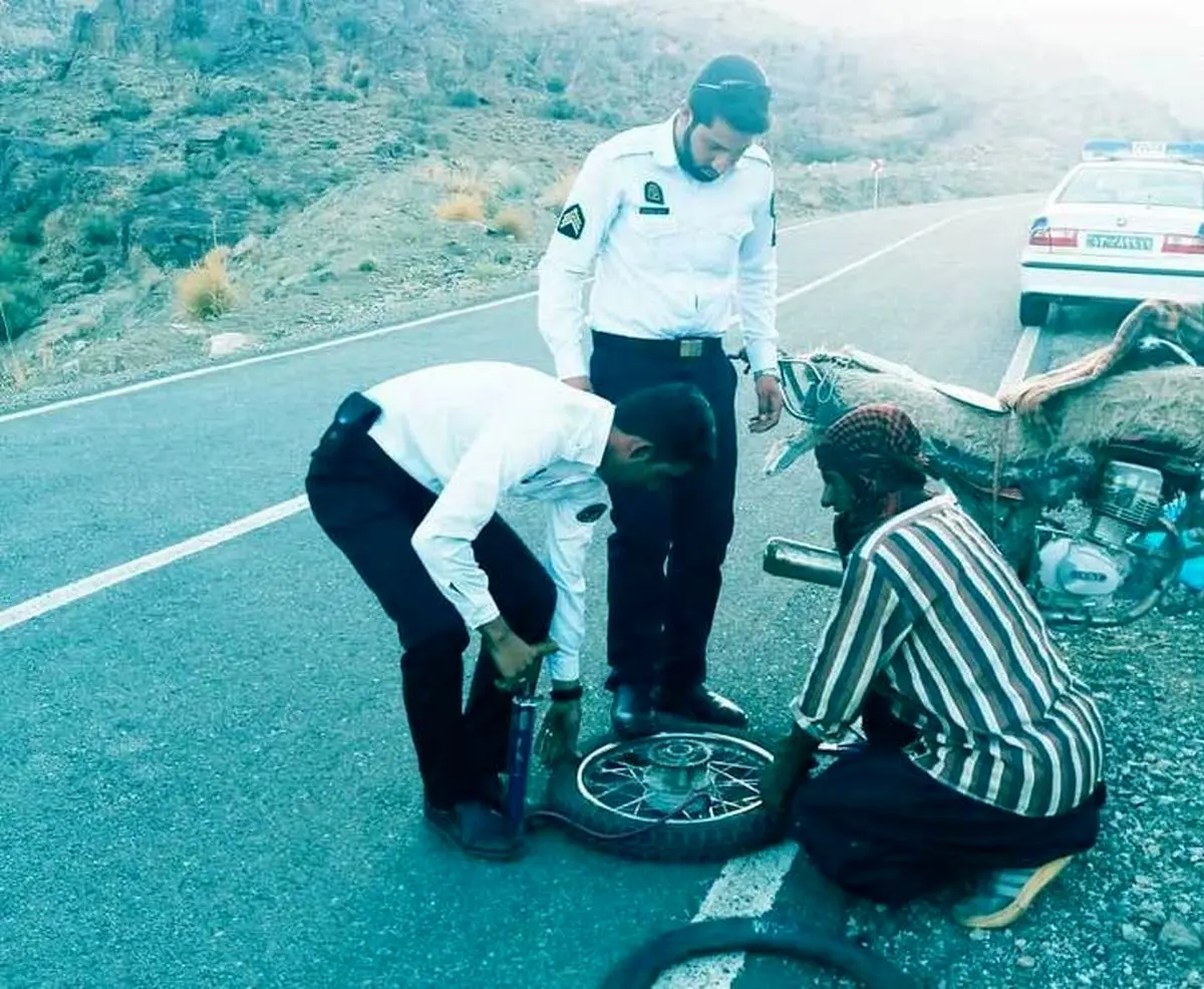 اقدام پسندیده دو پلیس راهور / عکس