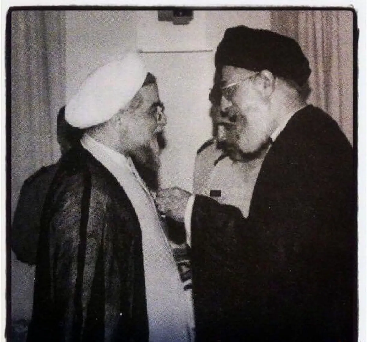 وقتی که 26 سال پیش روحانی از رهبر انقلاب نشان فتح گرفت/عکس