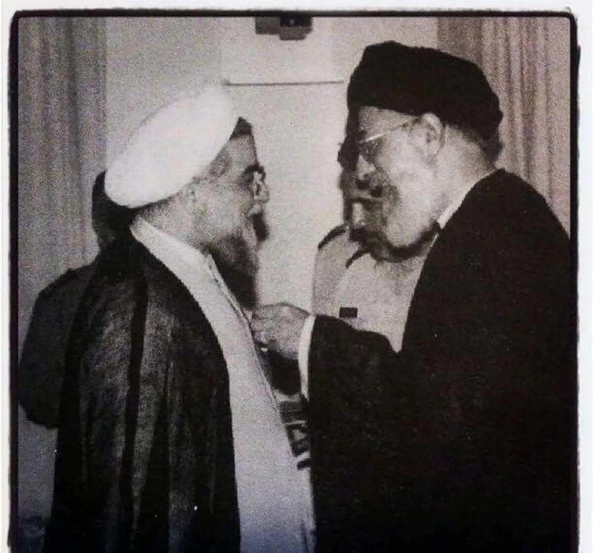 وقتی که 26 سال پیش روحانی از رهبر انقلاب نشان فتح گرفت/عکس
