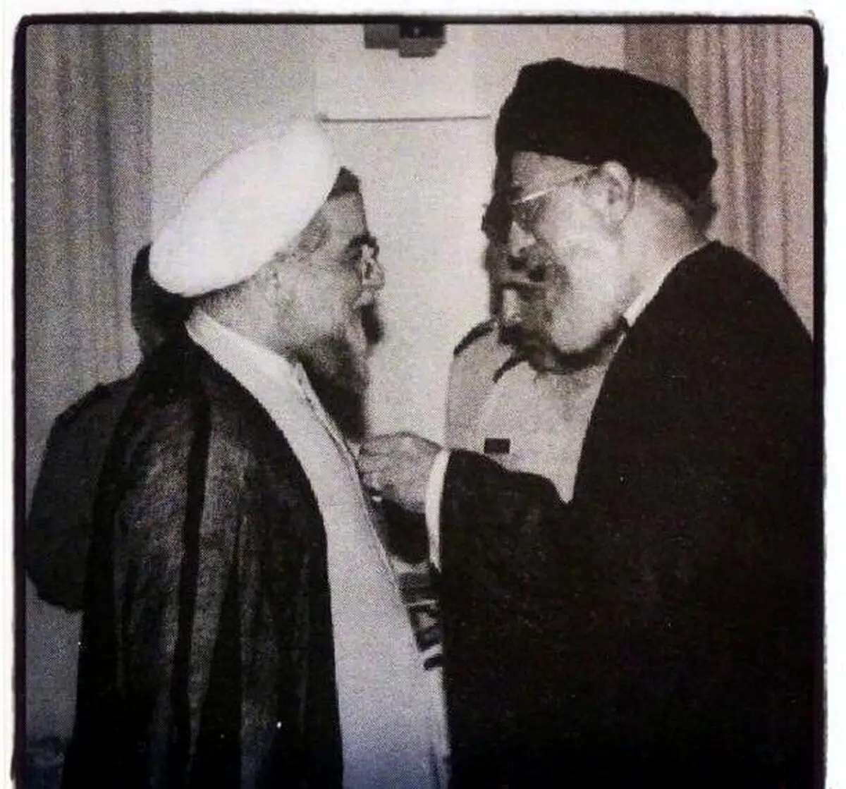 وقتی که 26 سال پیش روحانی از رهبر انقلاب نشان فتح گرفت/عکس