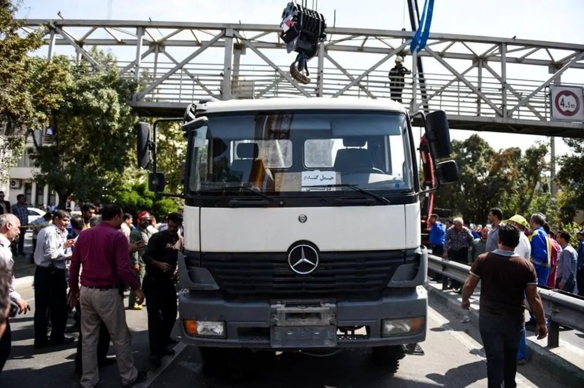 گیر کردن کامیون به پل عابر پیاده/ عکس