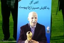 حاشیه دربی 79/ عزاداری دو تیم در میانه زمین برای غلامحسین مظلومی+ عکس