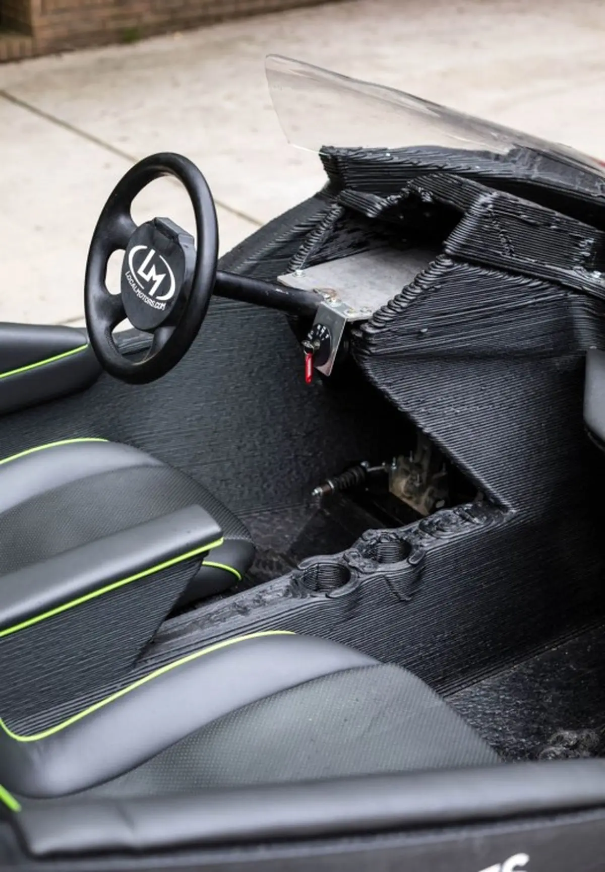 پشت فرمان اولین خودروی چاپ سه‌بعدی دنیا