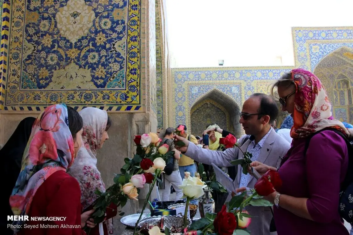 تصاویر: پذیرایی از گردشگران خارجی در جشن نیمه شعبان
