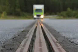 جاده برقی با قابلیت شارژ خودروها، به بهره‌ برداری رسید + تصاویر