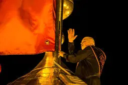 تعویض پرچم حرم امام حسین (ع) در کربلا