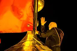 تعویض پرچم حرم امام حسین (ع) در کربلا