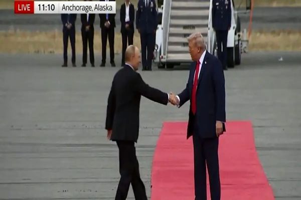 لحطه رسیدن ترامپ و پوتین به هم در آلاسکا
