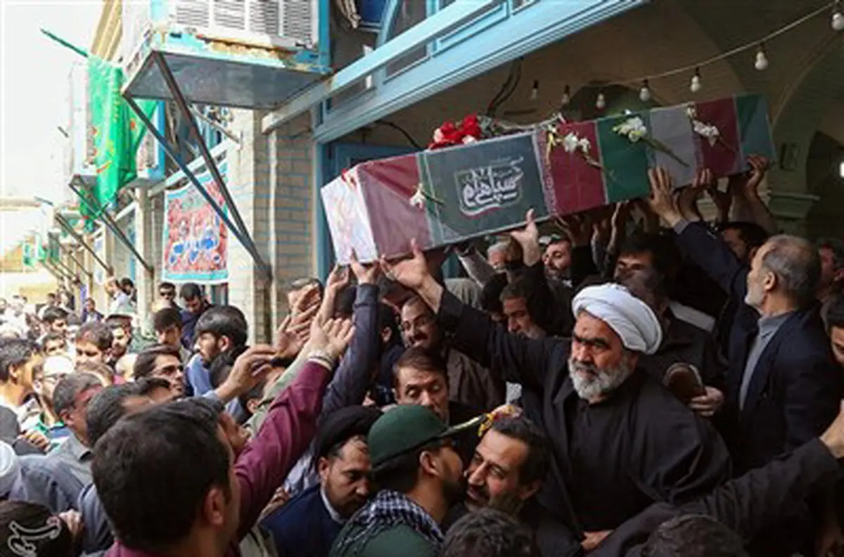 تشییع پیکر شهید مدافع حرم در قم / عکس