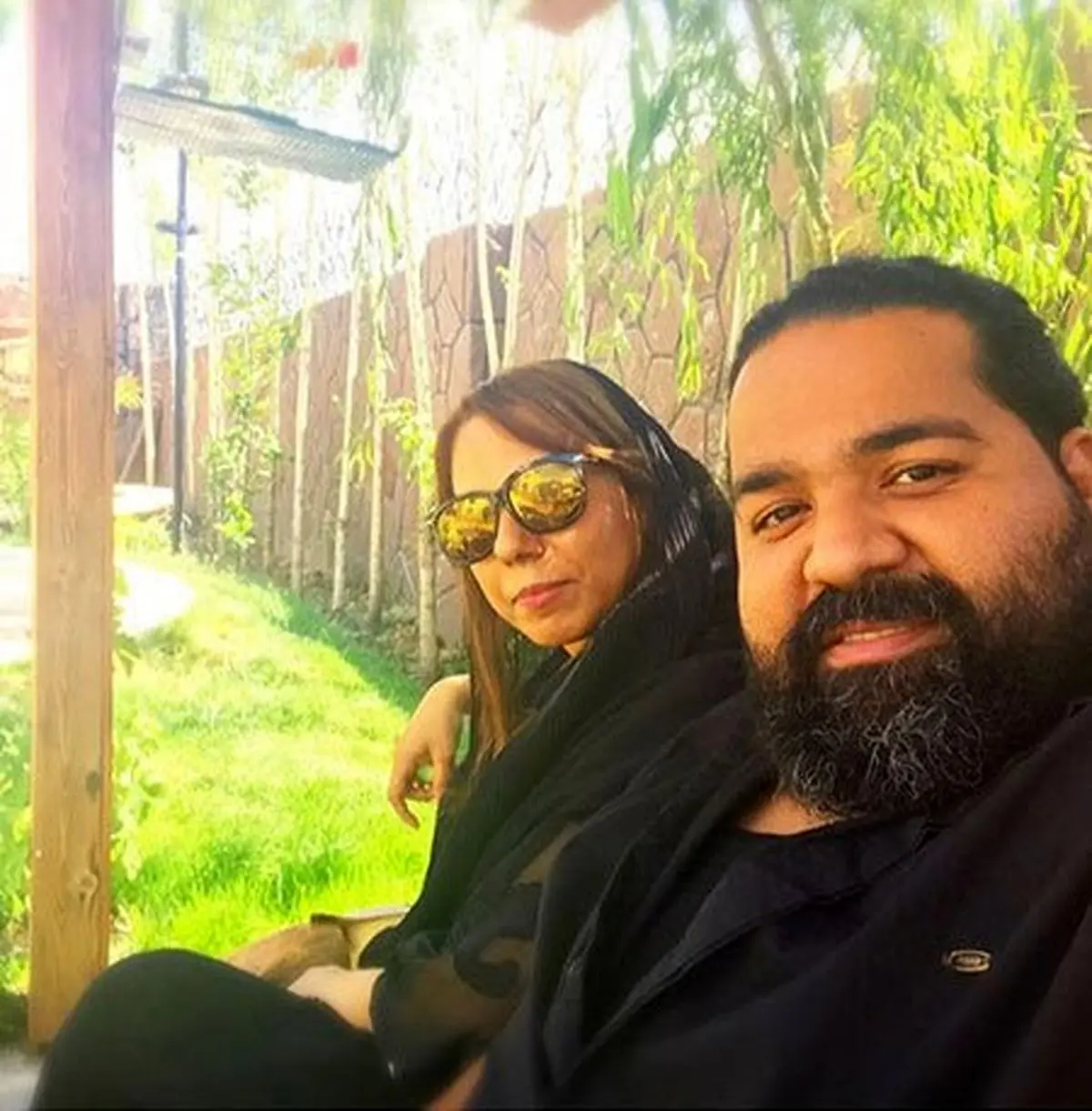 رضا صادقی در کنار خواهرش که پزشک است! عکس