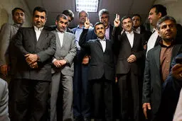 استراتژی یک تیر و دو نشان احمدی‌نژاد برای انتخابات مجلس دهم /وزرای اصولگرا و پایداری‌ها پل بازگشت «محمود» ایران به سیاست