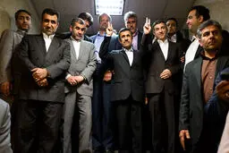 استراتژی یک تیر و دو نشان احمدی‌نژاد برای انتخابات مجلس دهم /وزرای اصولگرا و پایداری‌ها پل بازگشت «محمود» ایران به سیاست