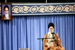 گربه‌رقصانی آمریکا علیه سپاه به جایی نخواهد رسید/ قدرت نظام اسلامی ناشی از بمب اتم نیست، به خاطر ایستادگی و بصیرت مردم است/ امروز دست نظام اسلامی در منطقه و کل دنیا باز شده است