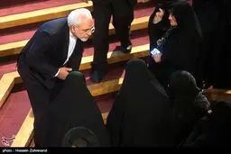 تصویری از احترام خاص ظریف به همسر آیت الله هاشمی