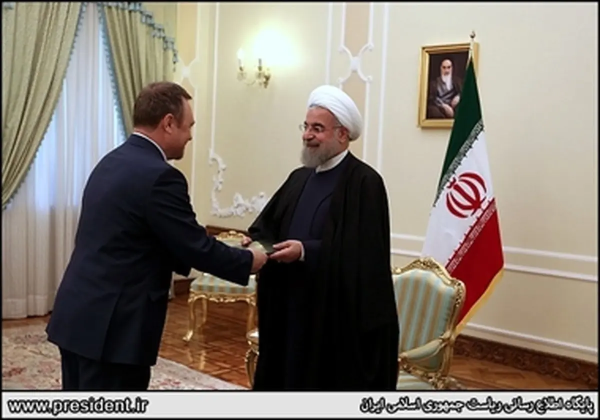 تقدیم استوارنامه سه سفیر به روحانی/ تصاویر