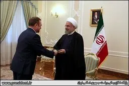 تقدیم استوارنامه سه سفیر به روحانی/ تصاویر